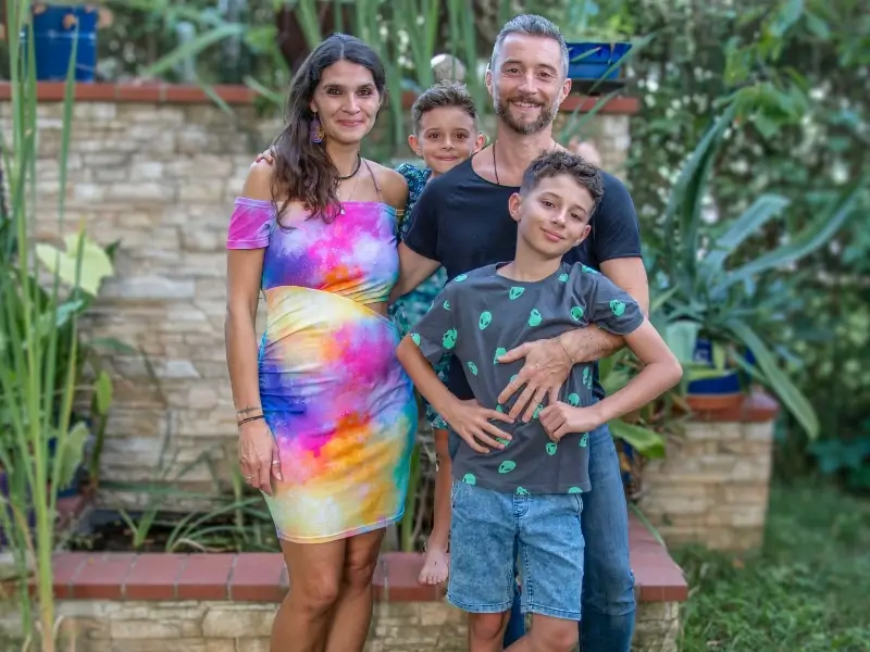 Familie Schatzl-Bachträgl in ihrem Garten in Graz Seiersberg. Martina und ihr Mann Robert sind darauf mit ihren beiden Söhnen zu sehen.