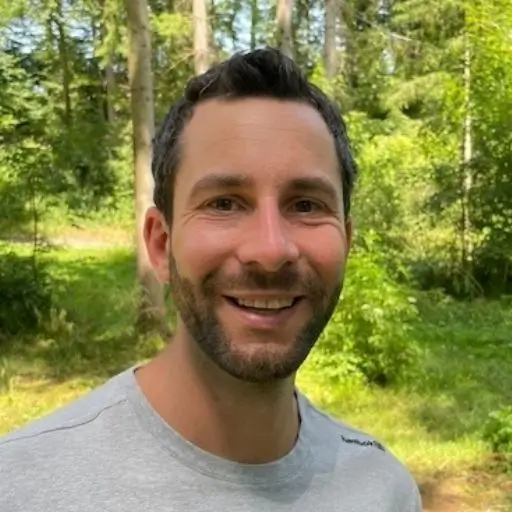 Profilbild von Markus Steudler - aufgenommen im Wald bei Sonnenschein