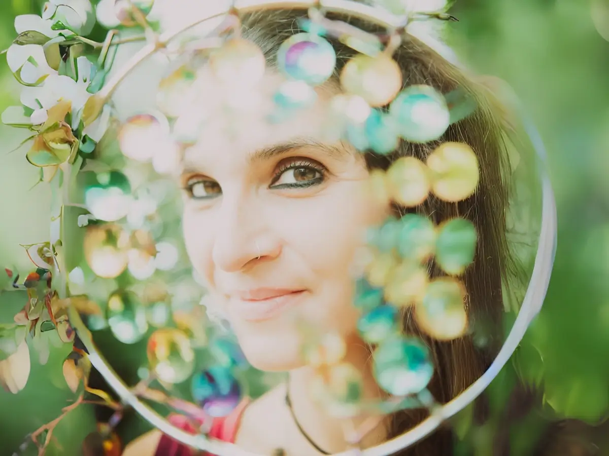 Martina Schatzl-Bachträgl Gesicht Goldschmiedin Martina Schatzl-Bachträgls lächelndes Gesicht hinter einem Reifen mit glitzernden Steinen