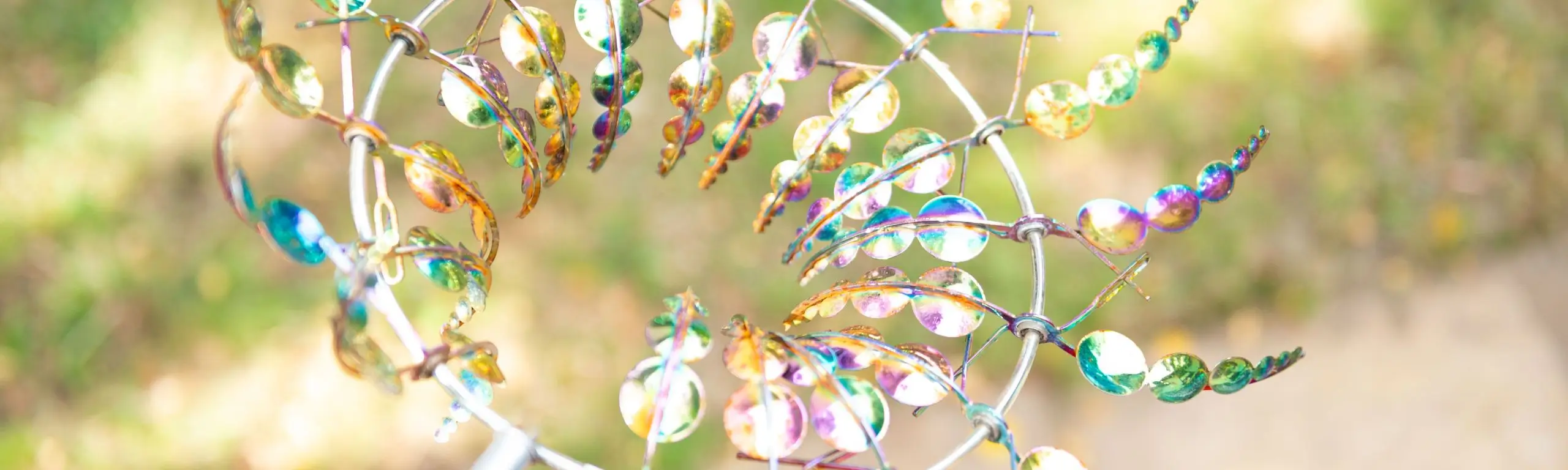 Element mit Glitzersteinen vor verschwommenem Hintergrund