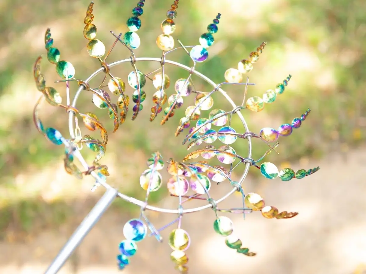 Rundes Stab-Element mit Glitzersteinen vor verschwommenem Hintergrund